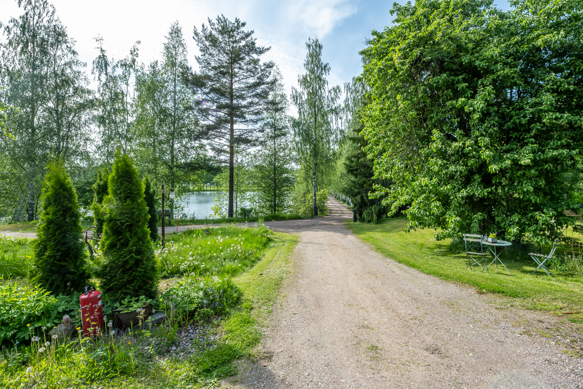 Näkymää etupihalta lammen suuntaan. 