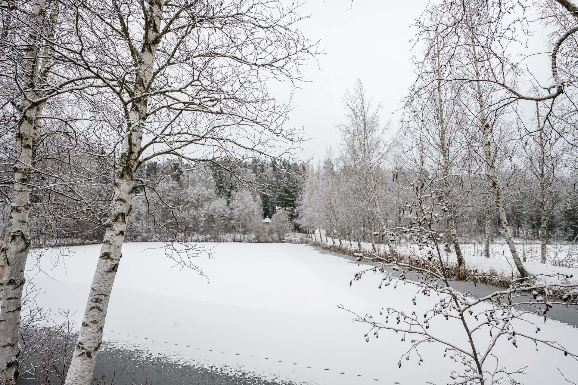 Lyhyt matka, n. 1 km, keskustan palveluihin. Tervetuloa tutustumaan! 