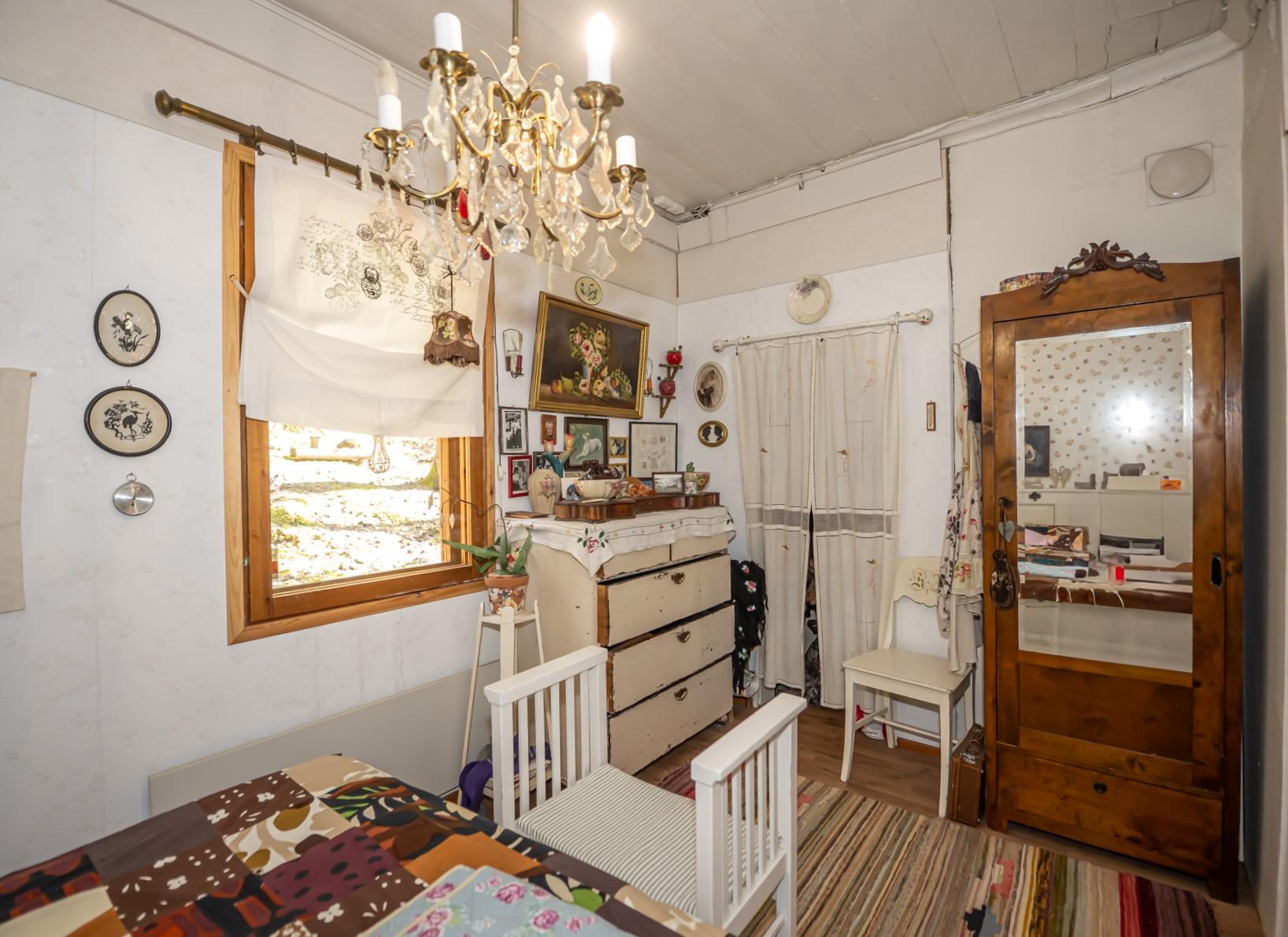 Makuuhuoneen toisessa päässä, verhon takana on hyvä tila vaatesäilytykselle.