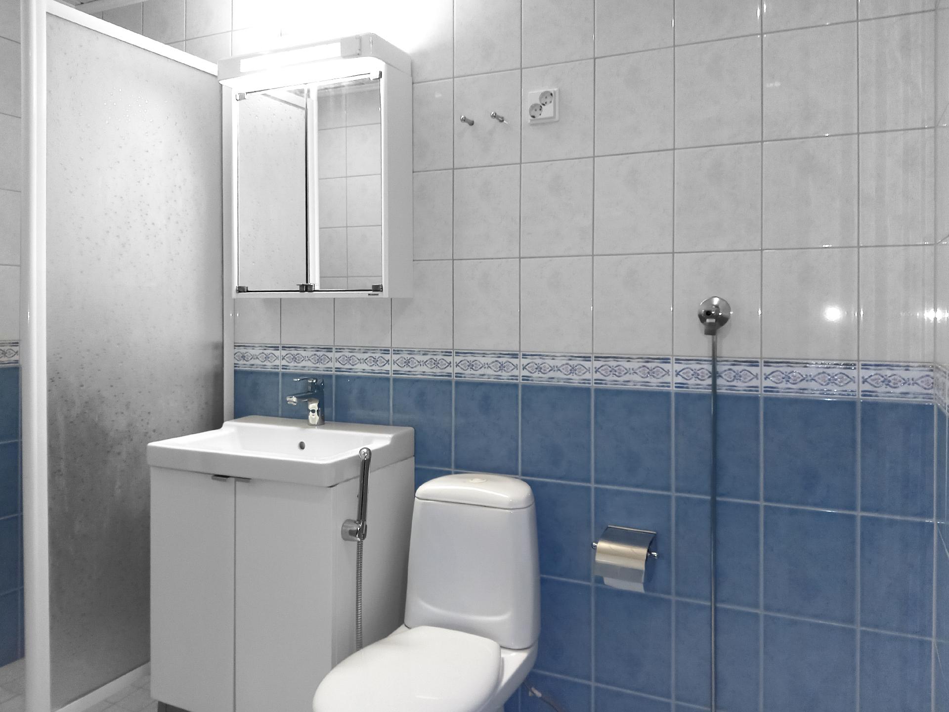 Laatoitettu kylpyhuone