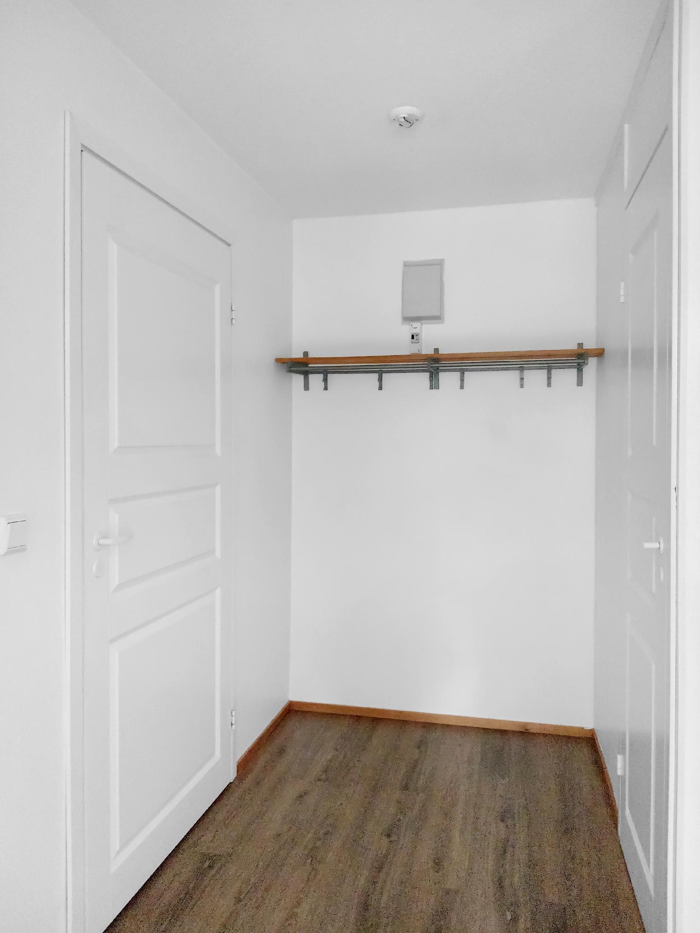 Eteinen. Oikealla ovi vaatehuoneeseen.