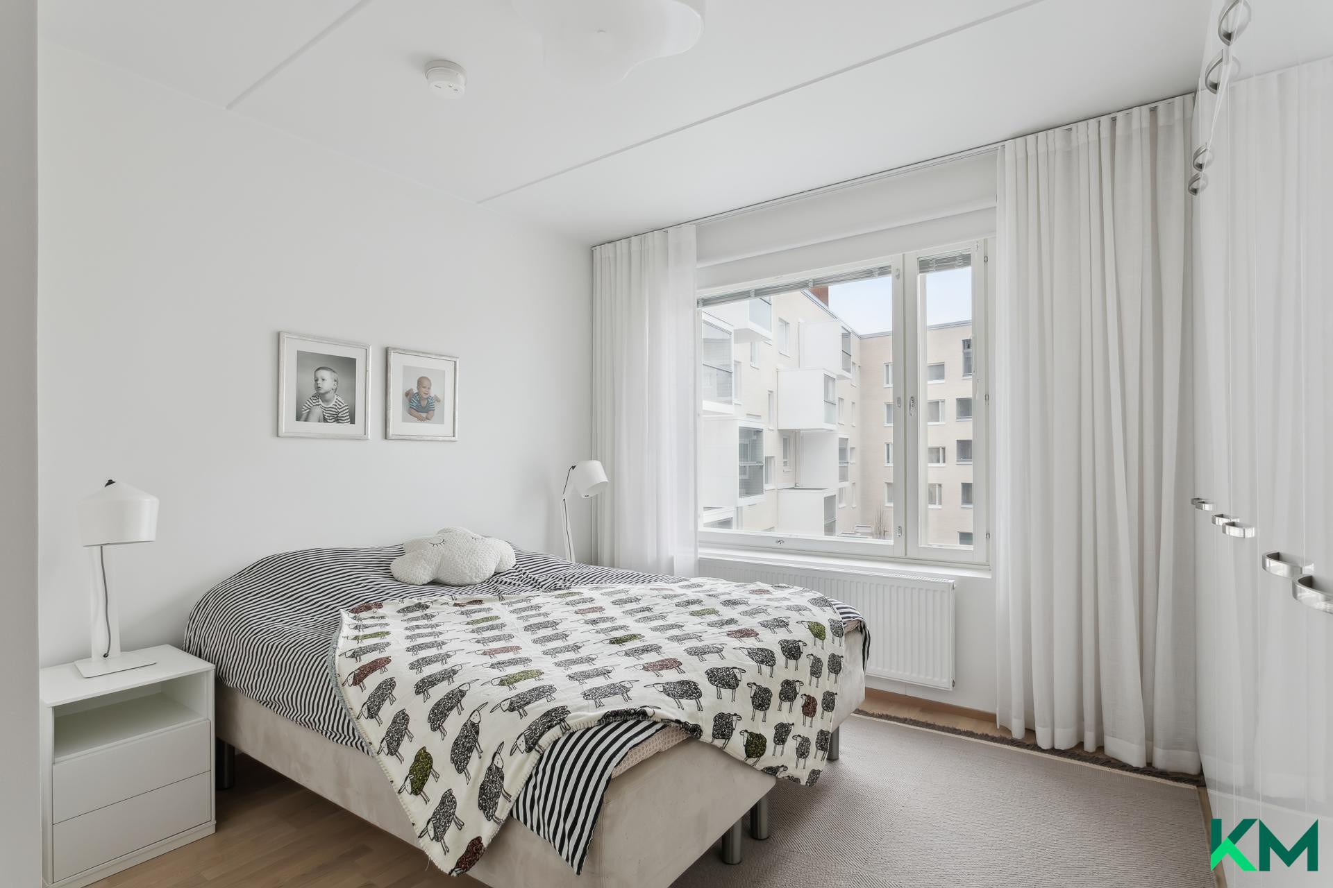 Päämakuuhuone, jossa koko seinällinen kaapistoa