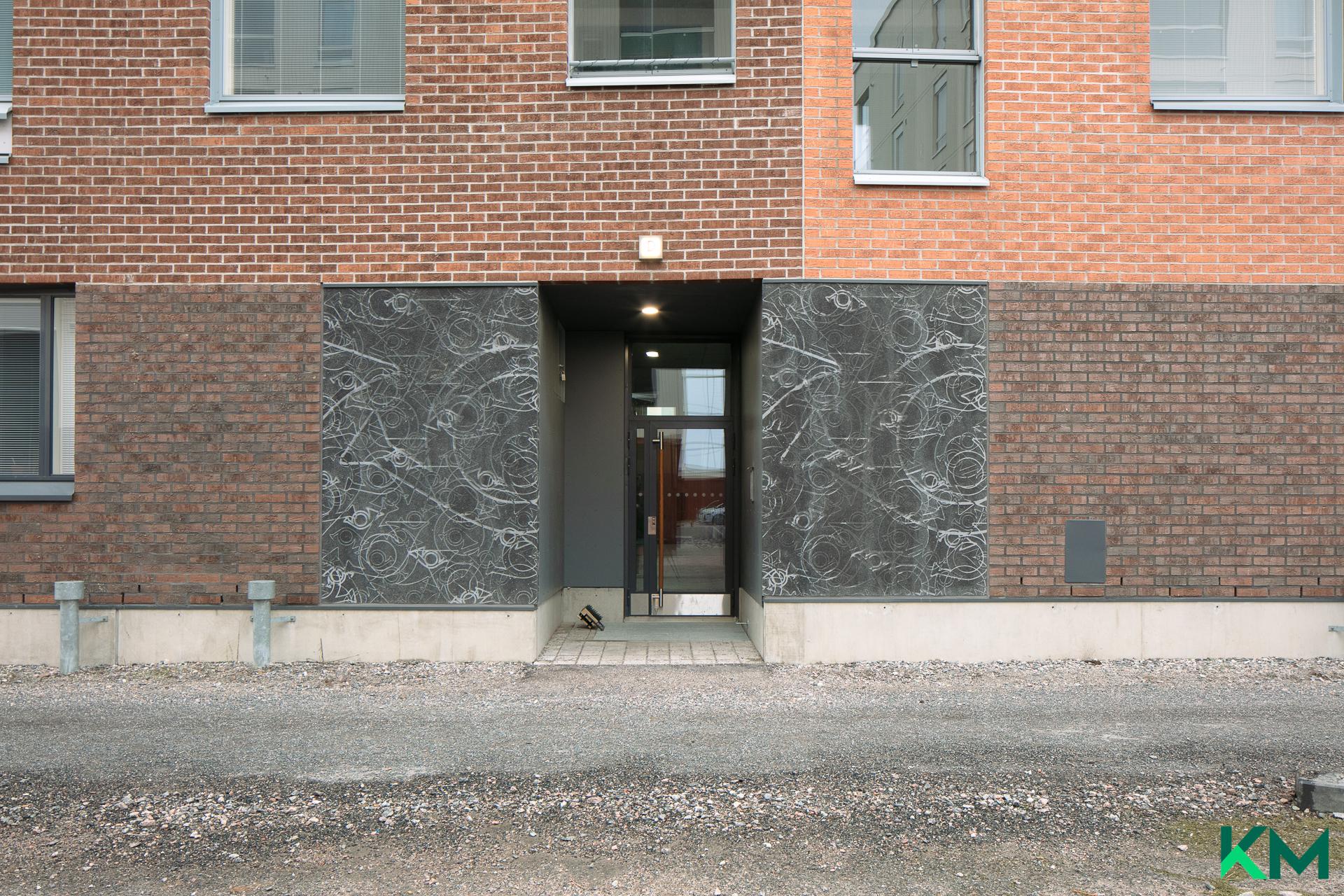 D-rapun pääsisäänkäynti, Kustinpolun puolella.