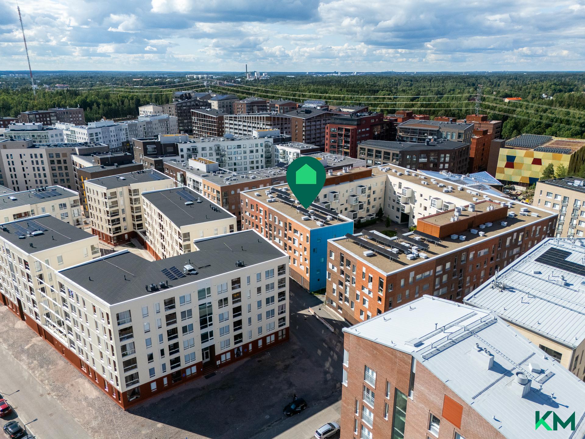 Taloyhtiön mikrosijainti hyvä. Välittömään läheisyyteen ei enää rakenneta.