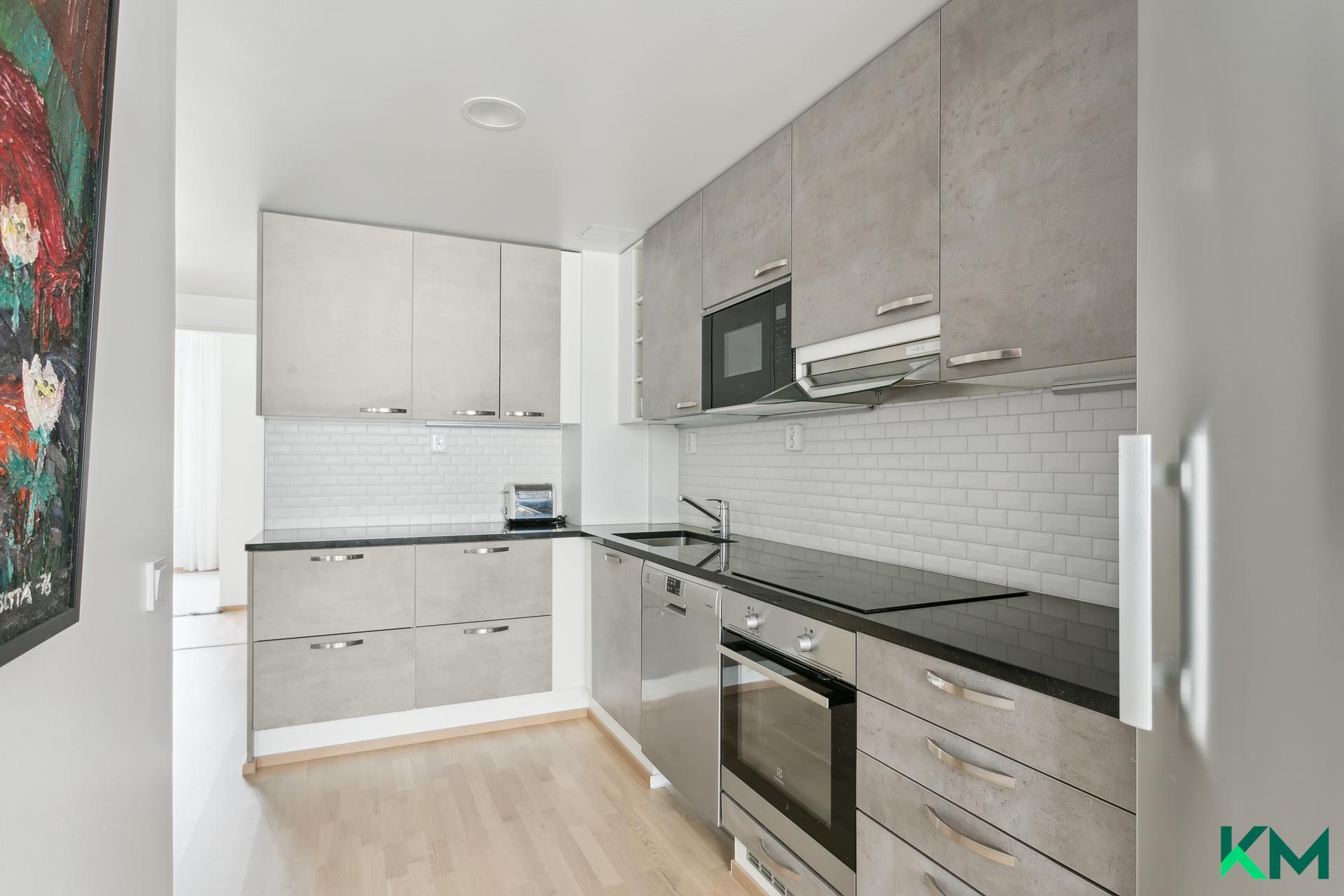 Keittiössä runsaasti kappitilaa ja upeat kivitasot