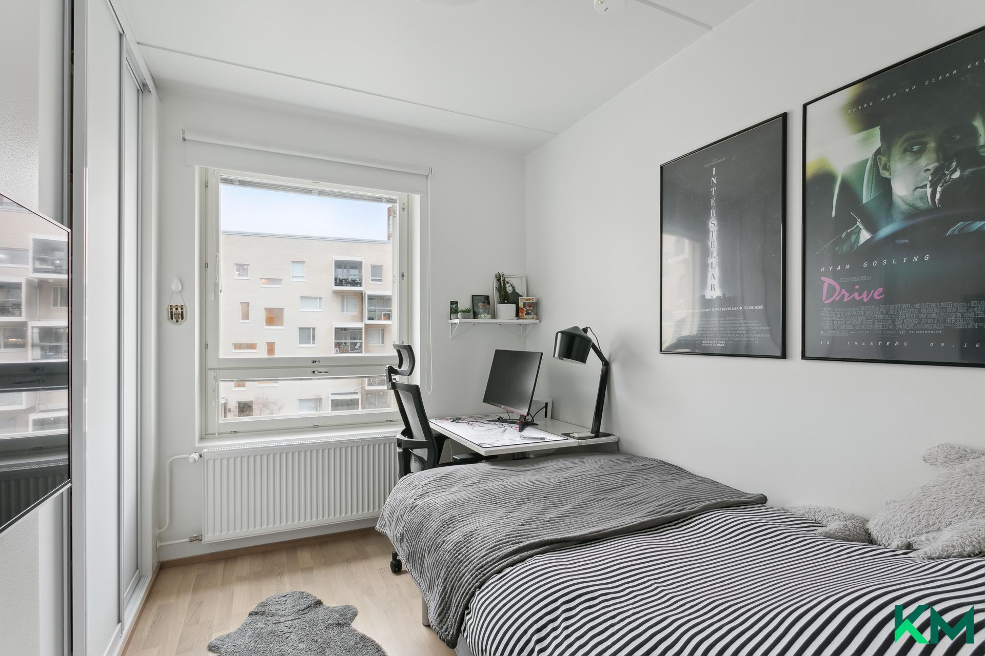 Toinen makuuhuone, jossa kaapisto liukuovilla