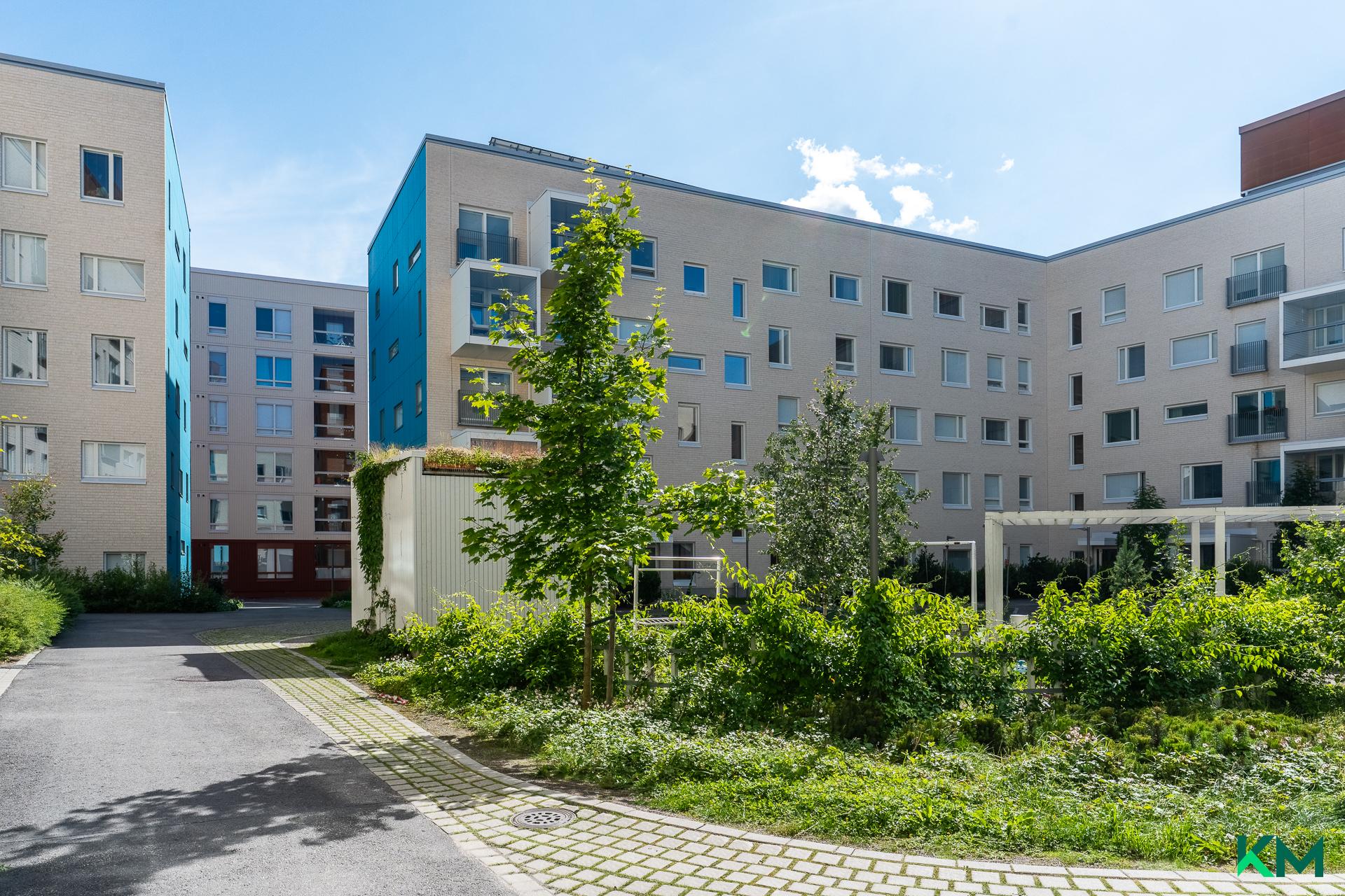 Ihanan vehreä korttelipiha, jossa viihtyy niin lapset kuin aikuisetkin.