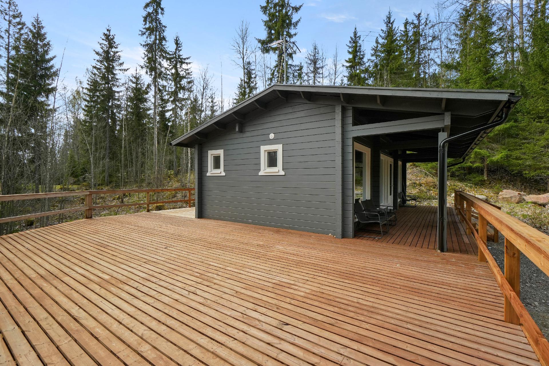 Mökin päädyssä on iso terassi