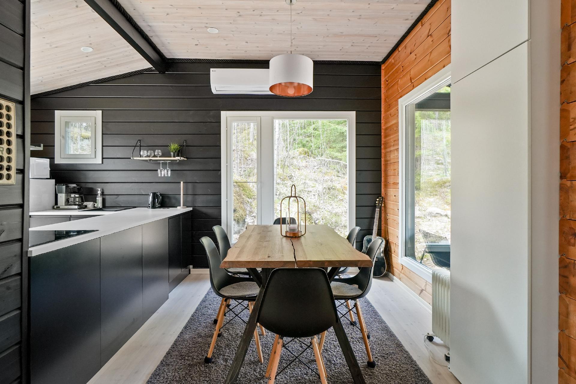 Ruokailutila. Isoista ikkunoista hyvä näkymä luontoon