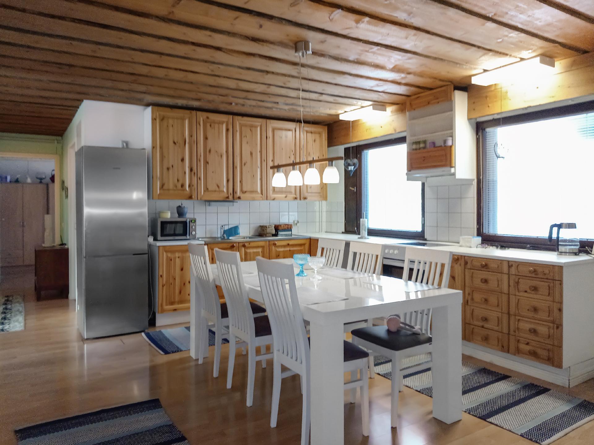 Tilava ja valoisa keittiö