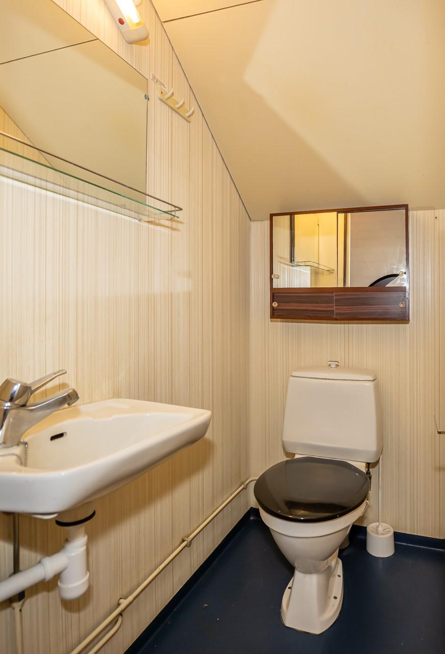 Alakerran erillinen wc.