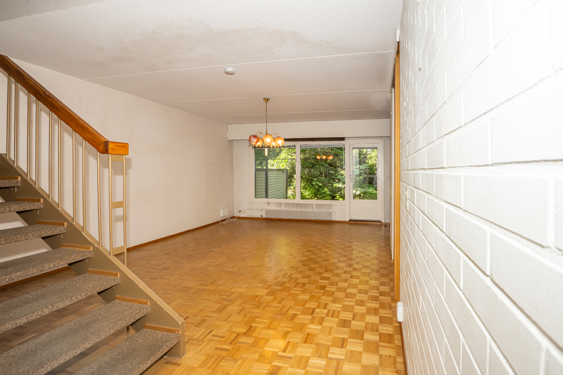 Mukavan kokoisessa olohuoneessa on suuret ikkunat sisäpihalle.