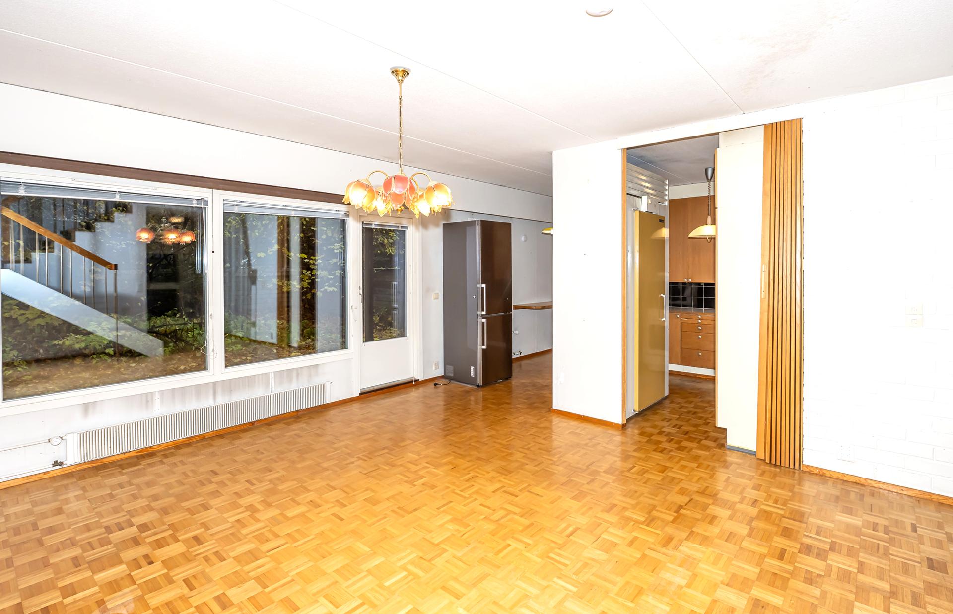 Mukavan kokoisessa olohuoneessa on suuret ikkunat sisäpihalle.