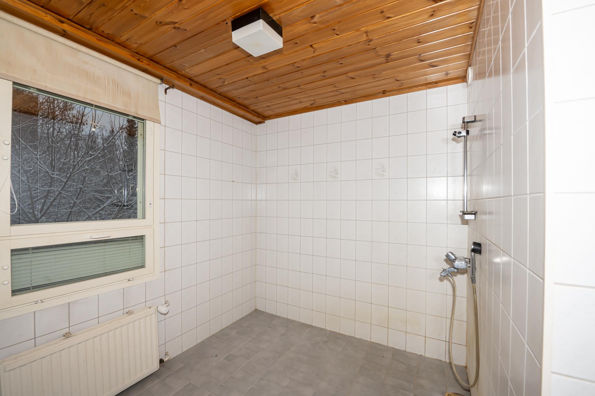 Kylpyhuone on tilava.