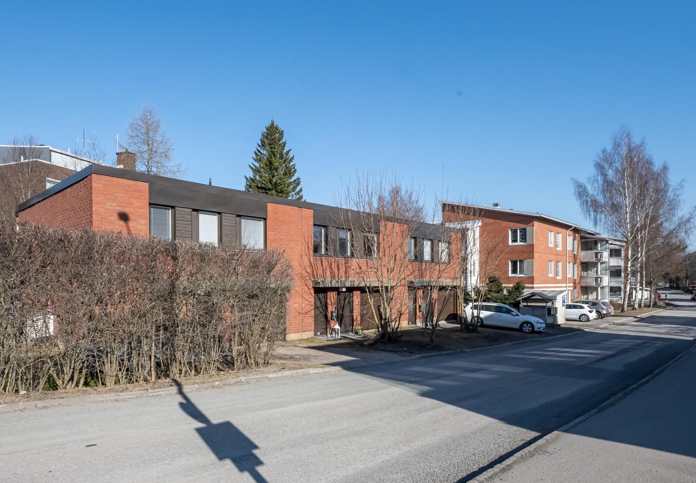 Lyhyt matka päiväkotiin ja kouluihin sekä keskustan palveluihin. Tervetuloa tutustumaan!