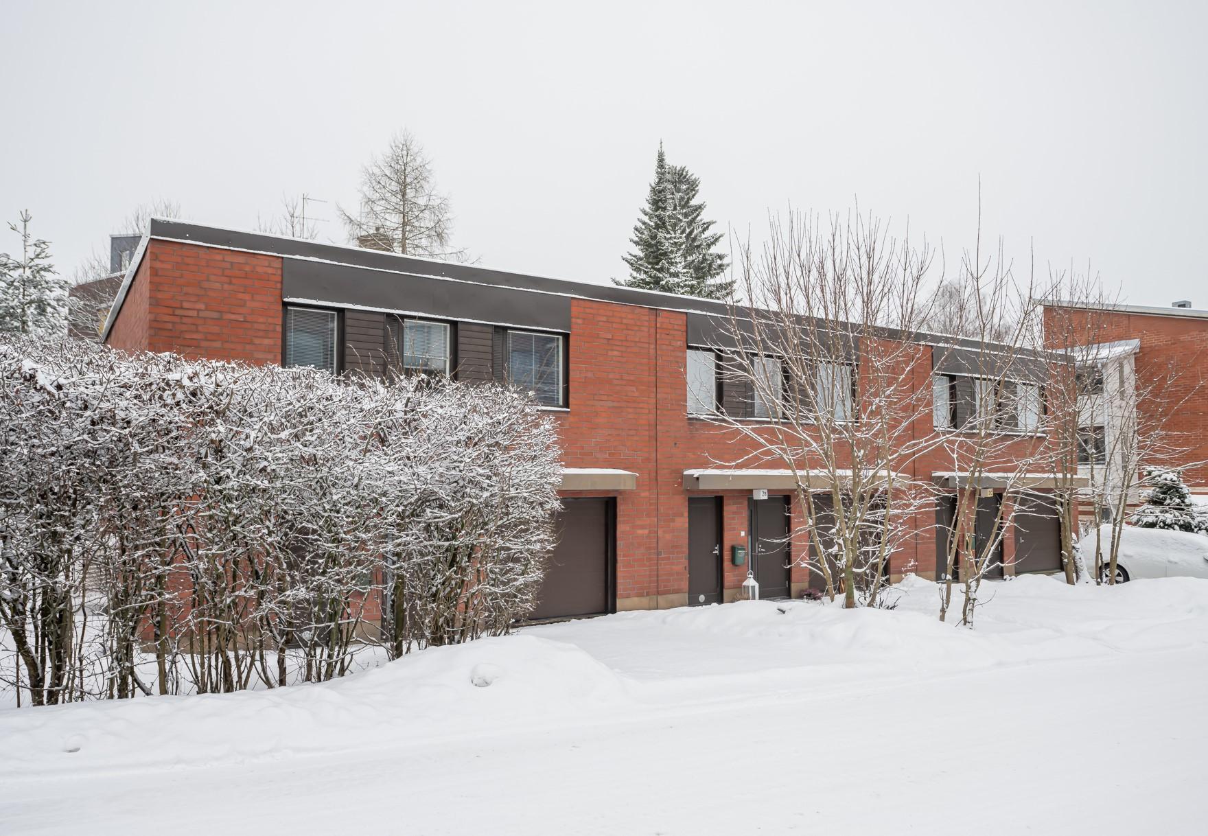 Hyvällä sijainnilla lähellä keskustan palveluja tilava rivitaloneliö sekä lämmin autotalli ja varasto. 