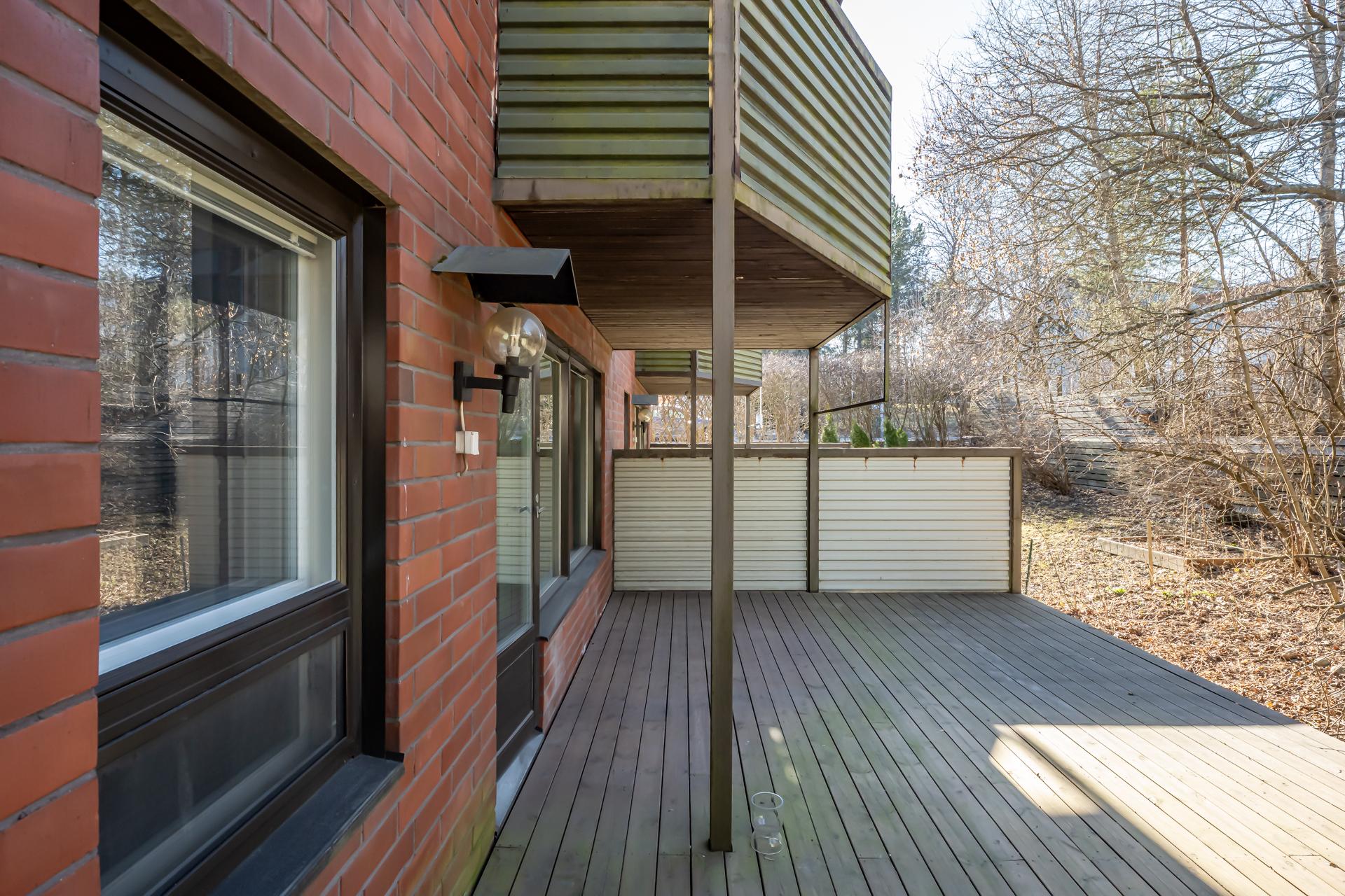 Iso, suojainen terassi.