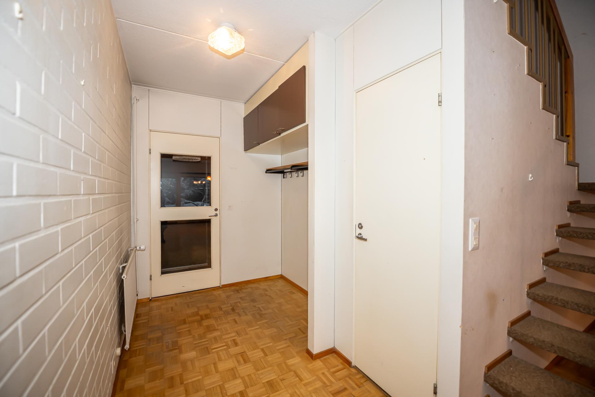 Kuvaa eteisestä kohti ulko-ovea. Oikealle jää erillinen wc.