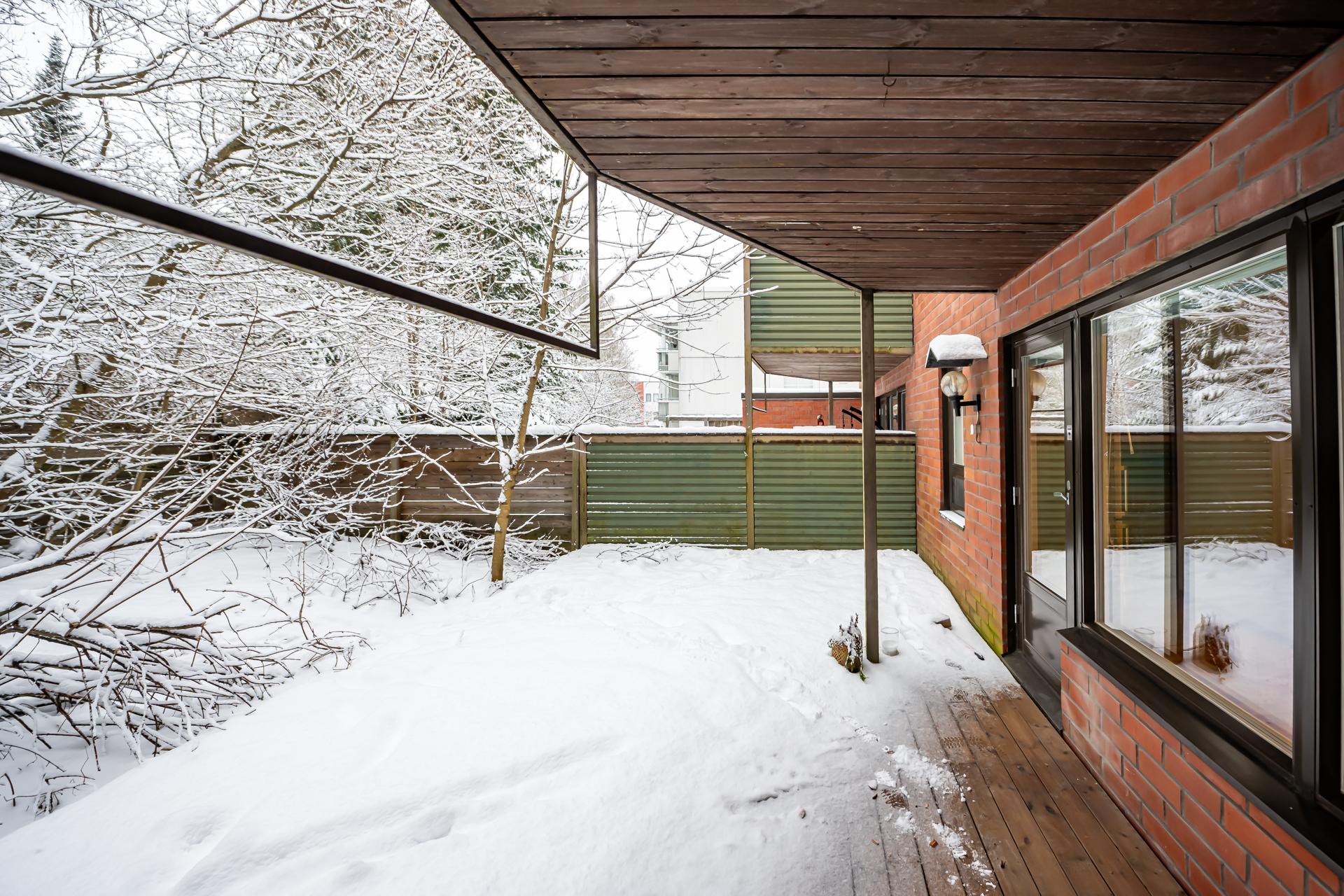 Olohuoneesta kuljetaan isolle, suojaisalle terassille.