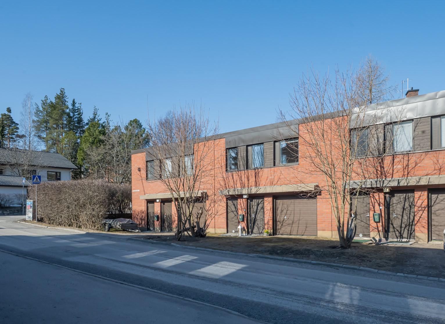 Hyvällä sijainnilla lähellä keskustan palveluja tilava rivitaloneliö terassilla ja pervekkeella. Lisäksi lämmin autotalli ja varasto. 