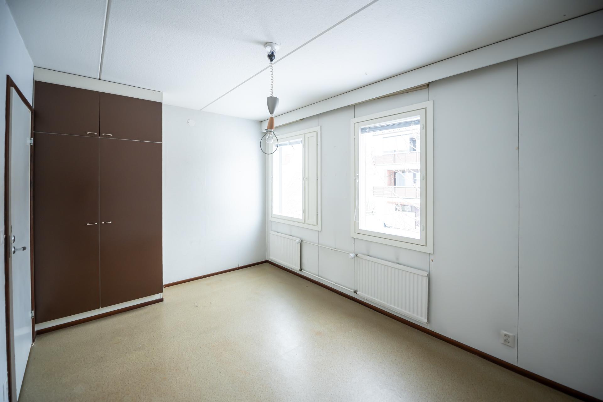 Kaksi pienempää makuuhuonetta sijaitsevat etupihan puolella.