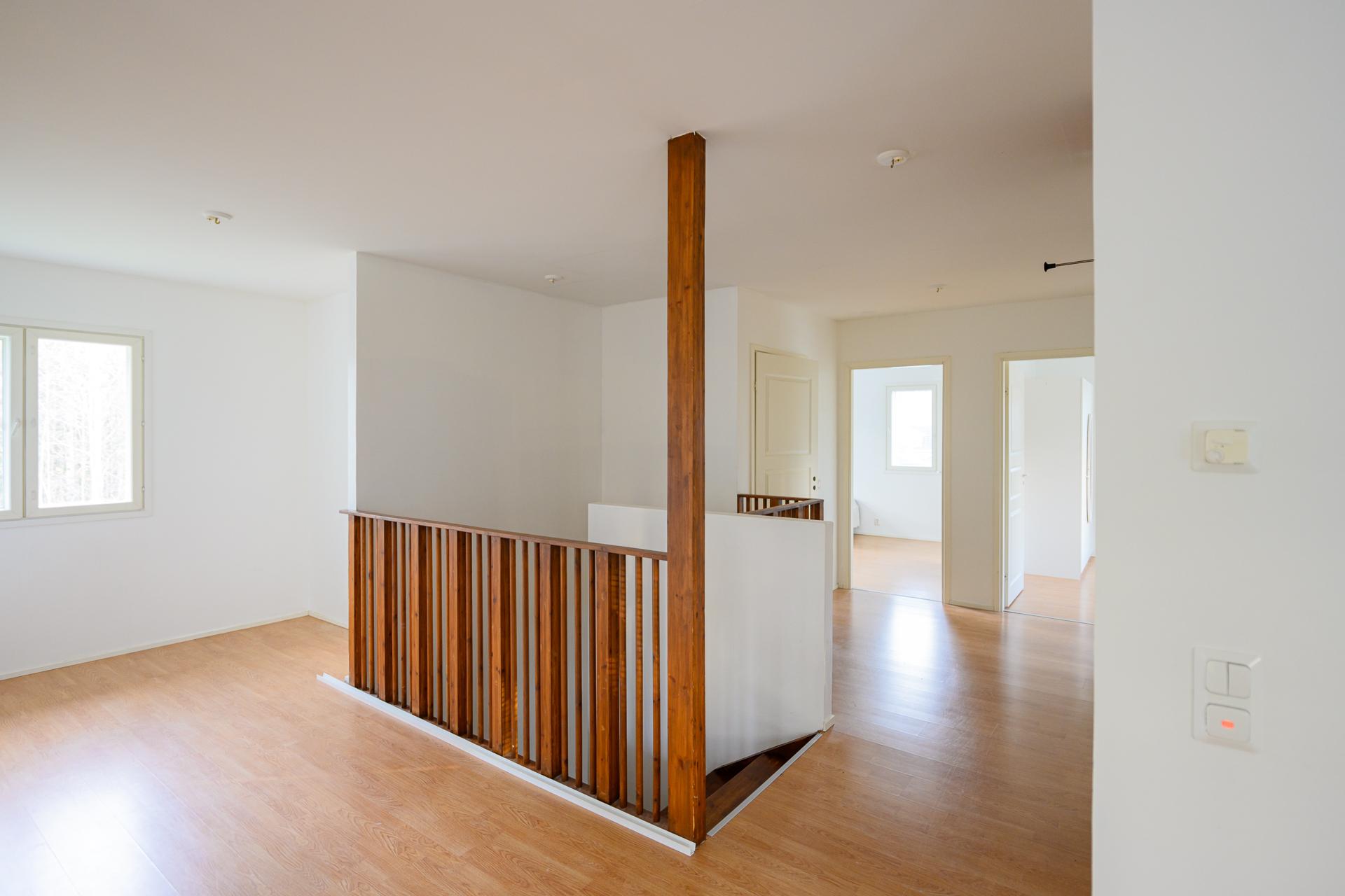 Kuvaa aulasta, vasemmalle jää vaatetila/työpistetila ja oikealla kulku kolmeen makuuhuoneeseen.