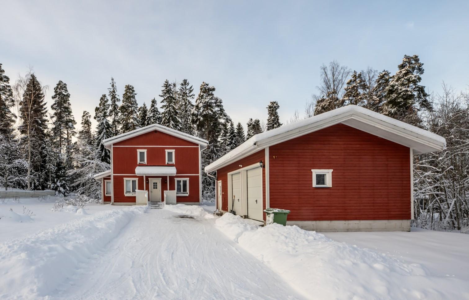 Lämmin autotalli kahdelle autolle.