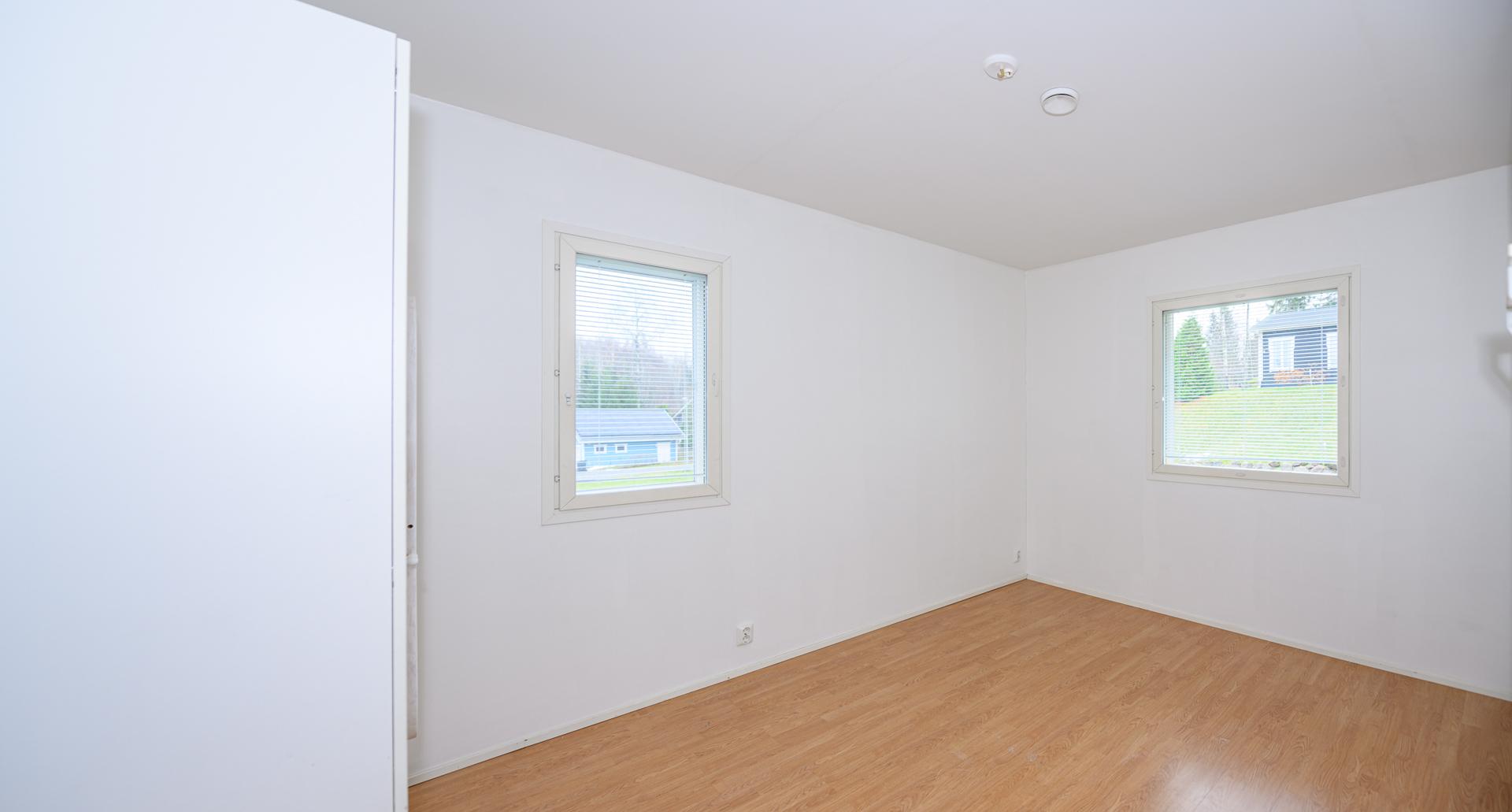 Kuvia yläkerran neljästä, tilavasta makuuhuoneesta.