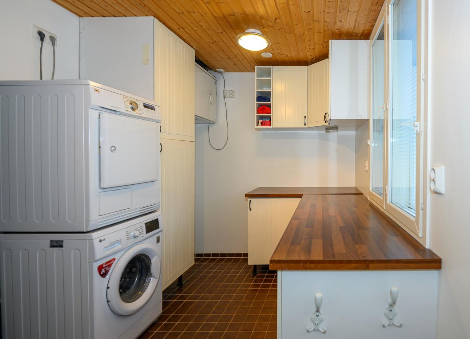 Sisääntulossa on heti oikealla kodinhoito- ja vaatehuone.