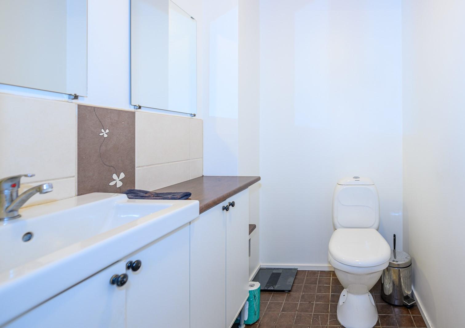 Alakerran erillinen wc.