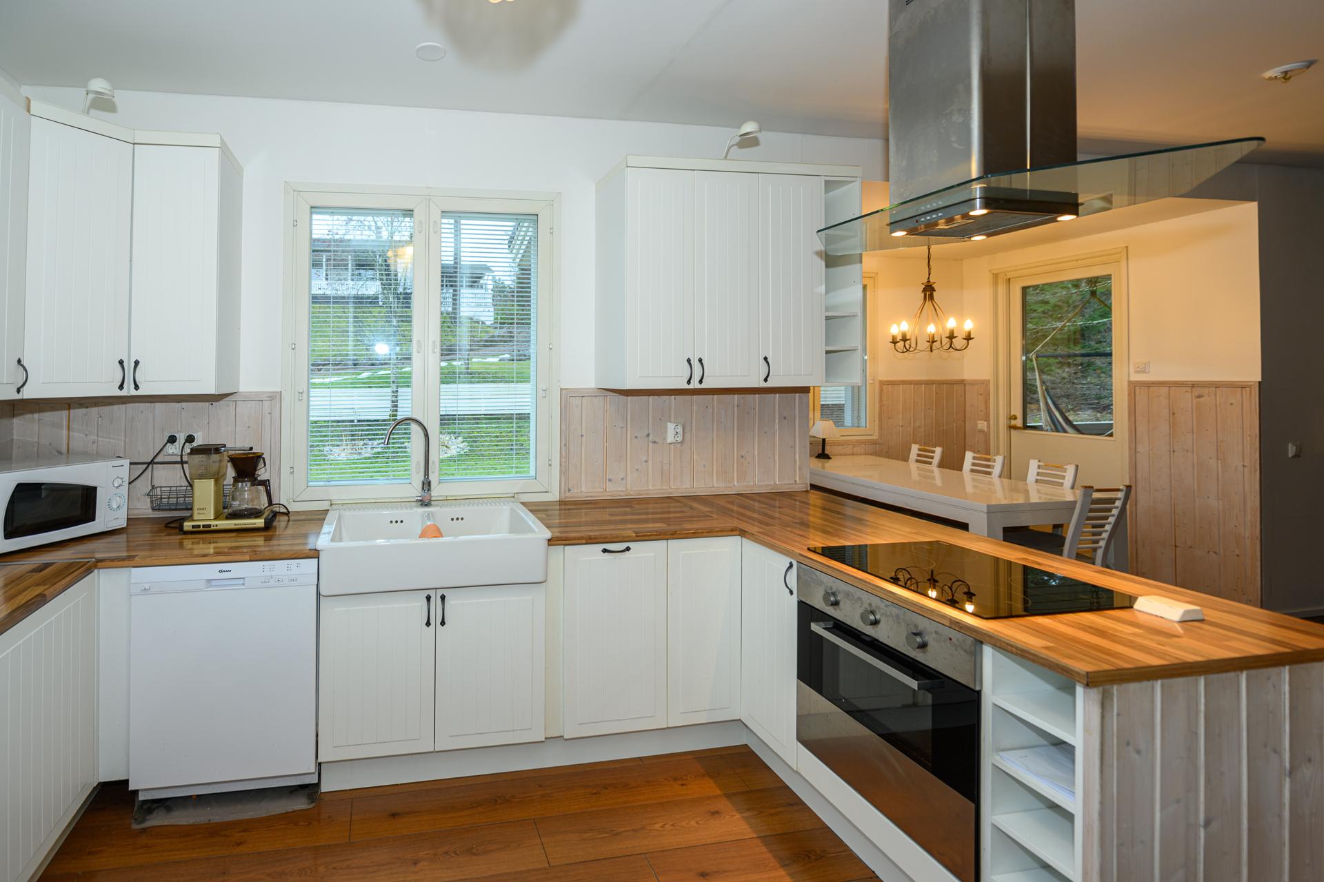 Tiskiallas on sijoitettu kivasti ikkunan eteen. 