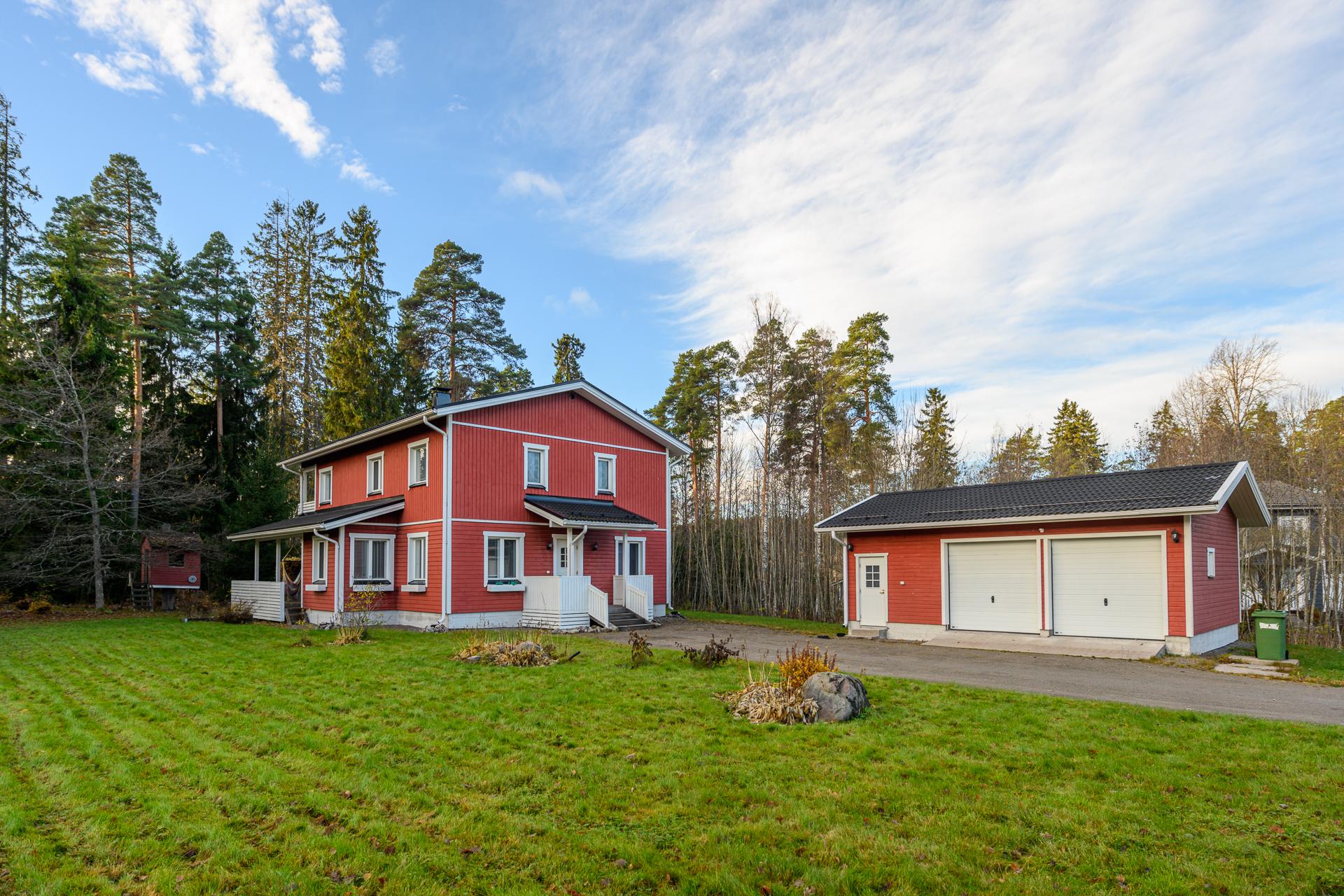 Tilava ja valoisa koti suositulla asuinalueella lähellä Alasjärveä. Vuonna 2009 valmistuneessa omakotitalossa on asuinpinta-alaa 197 m². Autotalli kahdelle autolle. Oma tontti 1441 m2. 