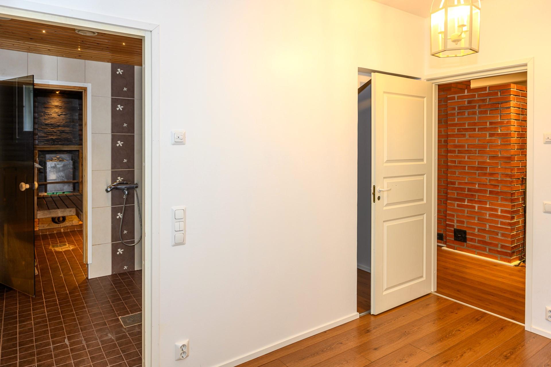 Näkymää pukuhuoneesta kohti saunaa ja olohuonetta.