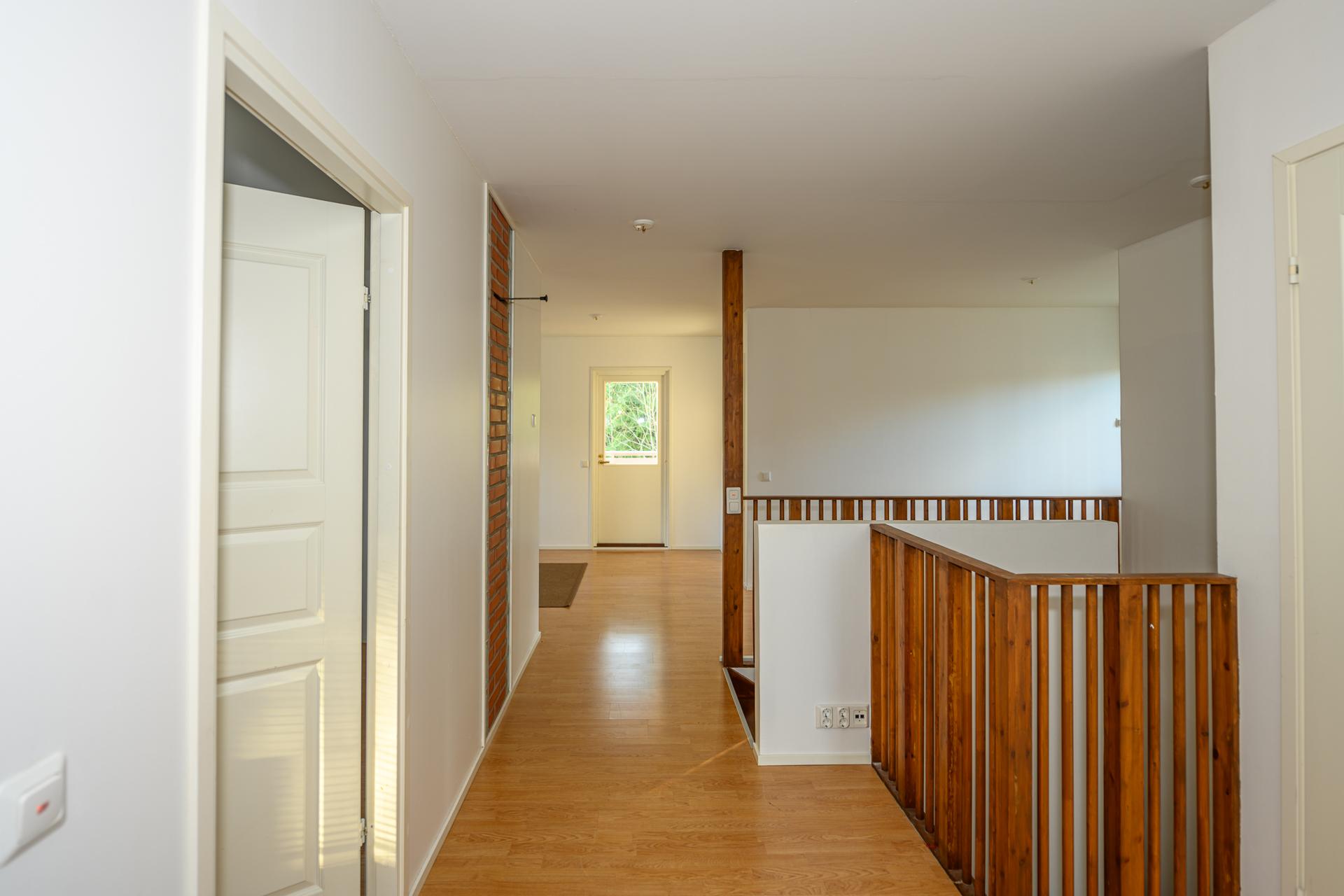 Näkymää kolmen makuuhuoneen päädystä kohti parvekkeen ovea.