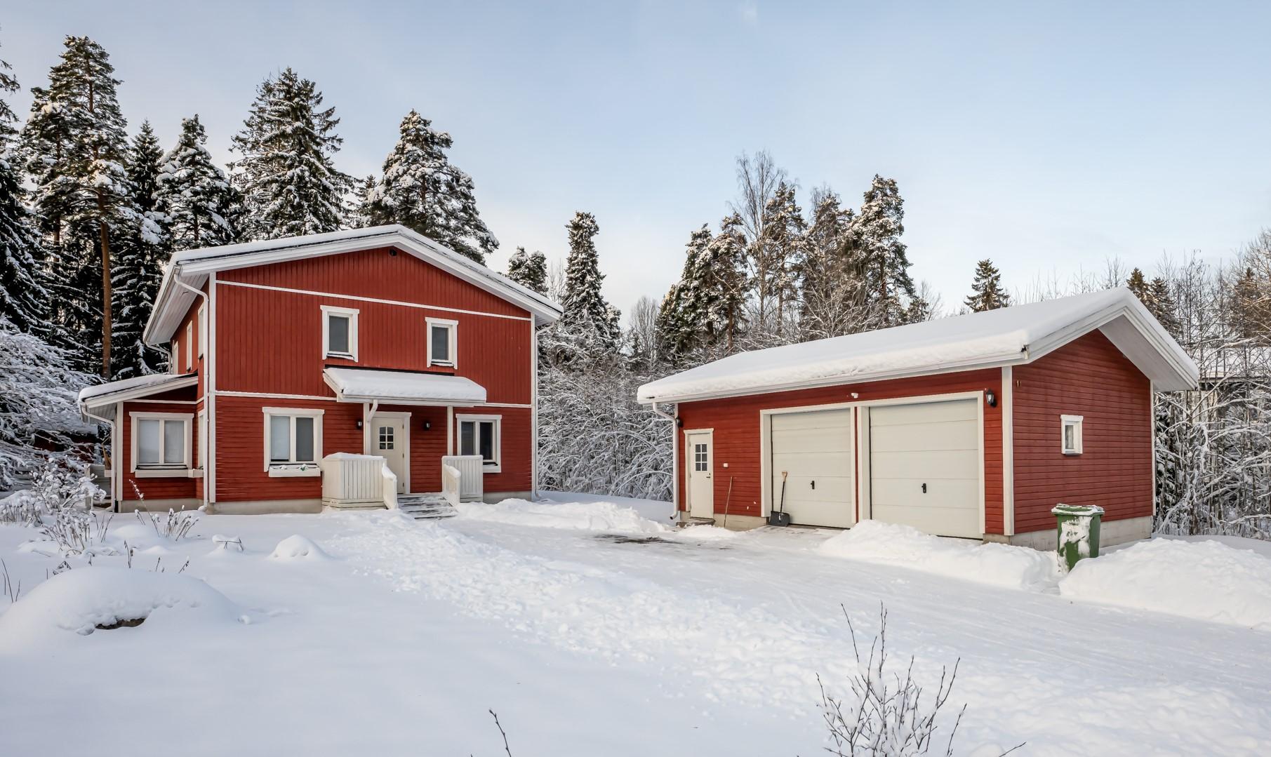 Tilava ja valoisa koti suositulla asuinalueella lähellä Alasjärveä! Vuonna 2009 valmistuneessa omakotitalossa on asuinpinta-alaa 197 m². Autotalli kahdelle autolle. Oma tontti 1441 m2. 