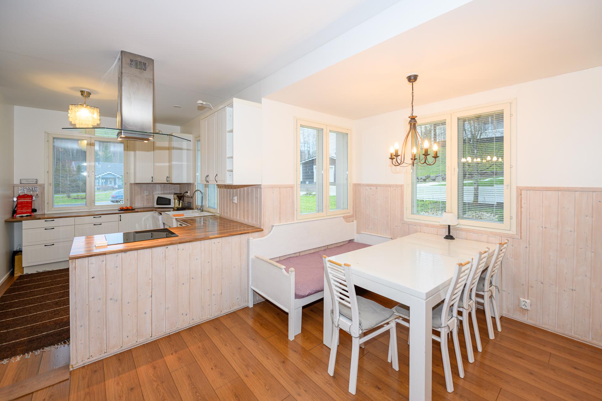 Valoisaan erkkeriin on sijoitettu ruokailutila, josta on käynti terassille.