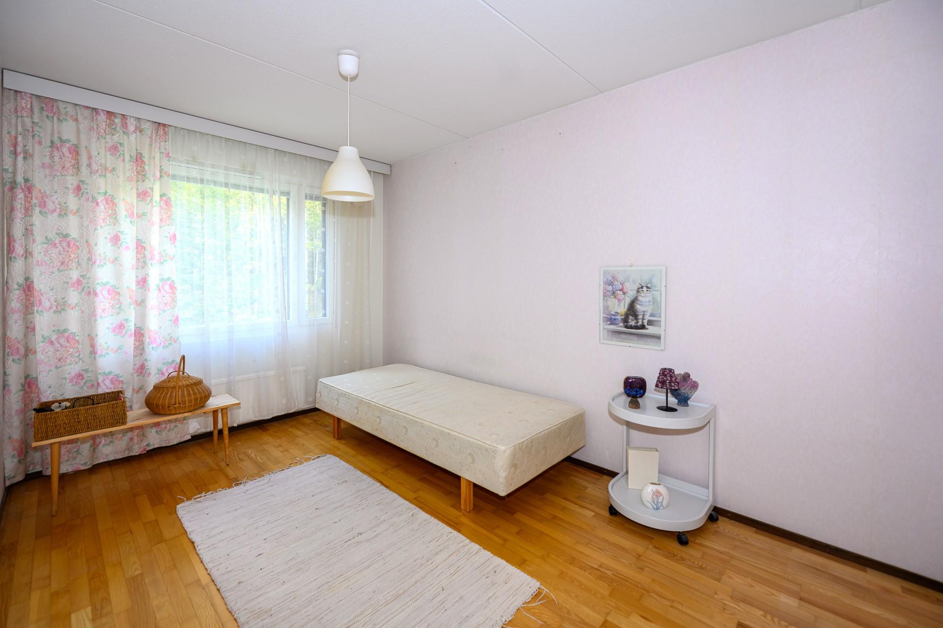 Makuuhuone on sisäpihan puolella ja sen yhteydessä on isohko vaatehuone.