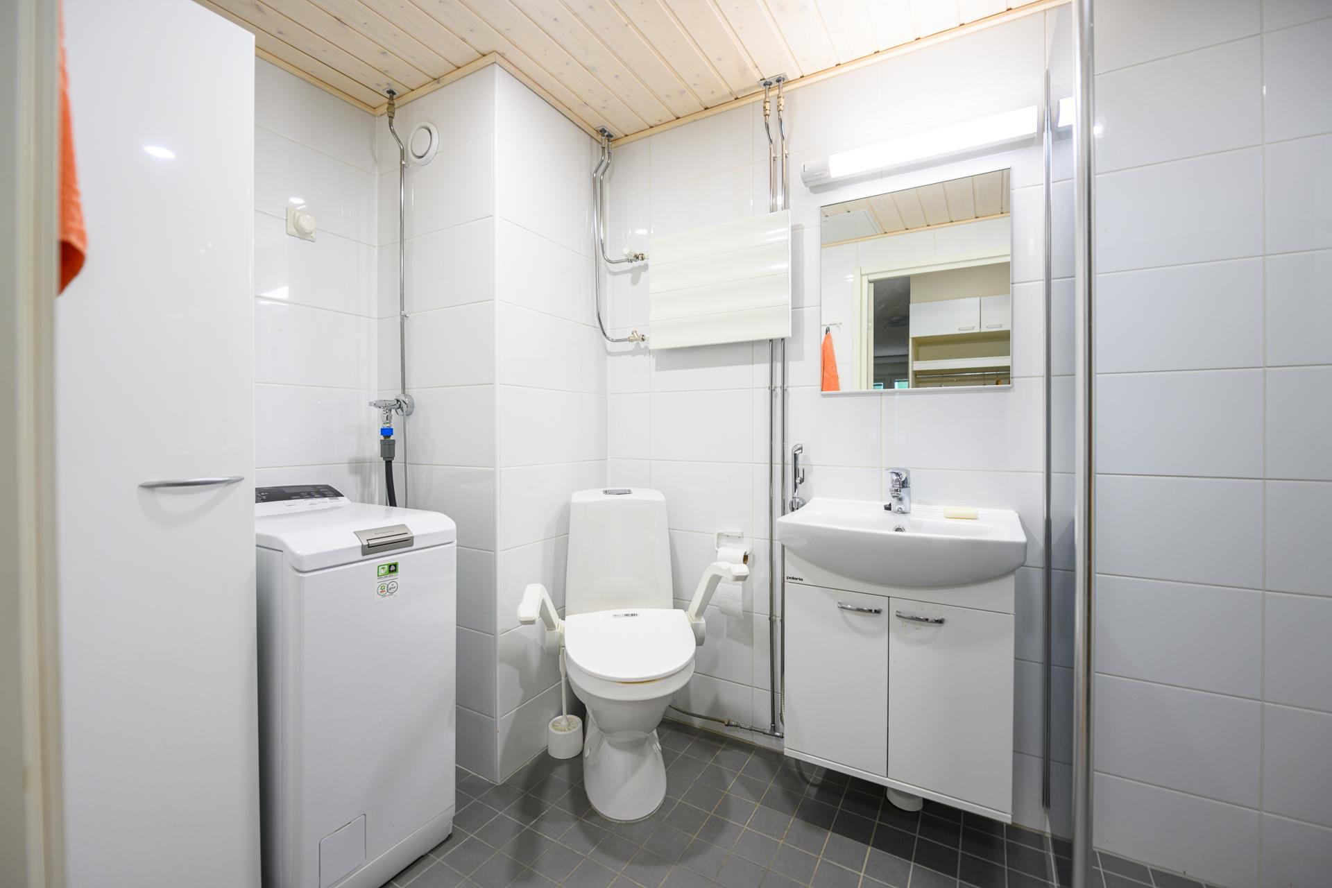 Yhdistetty kph/wc on remontoitu vesieristeineen ja laatoituksineen vuonna 2023.