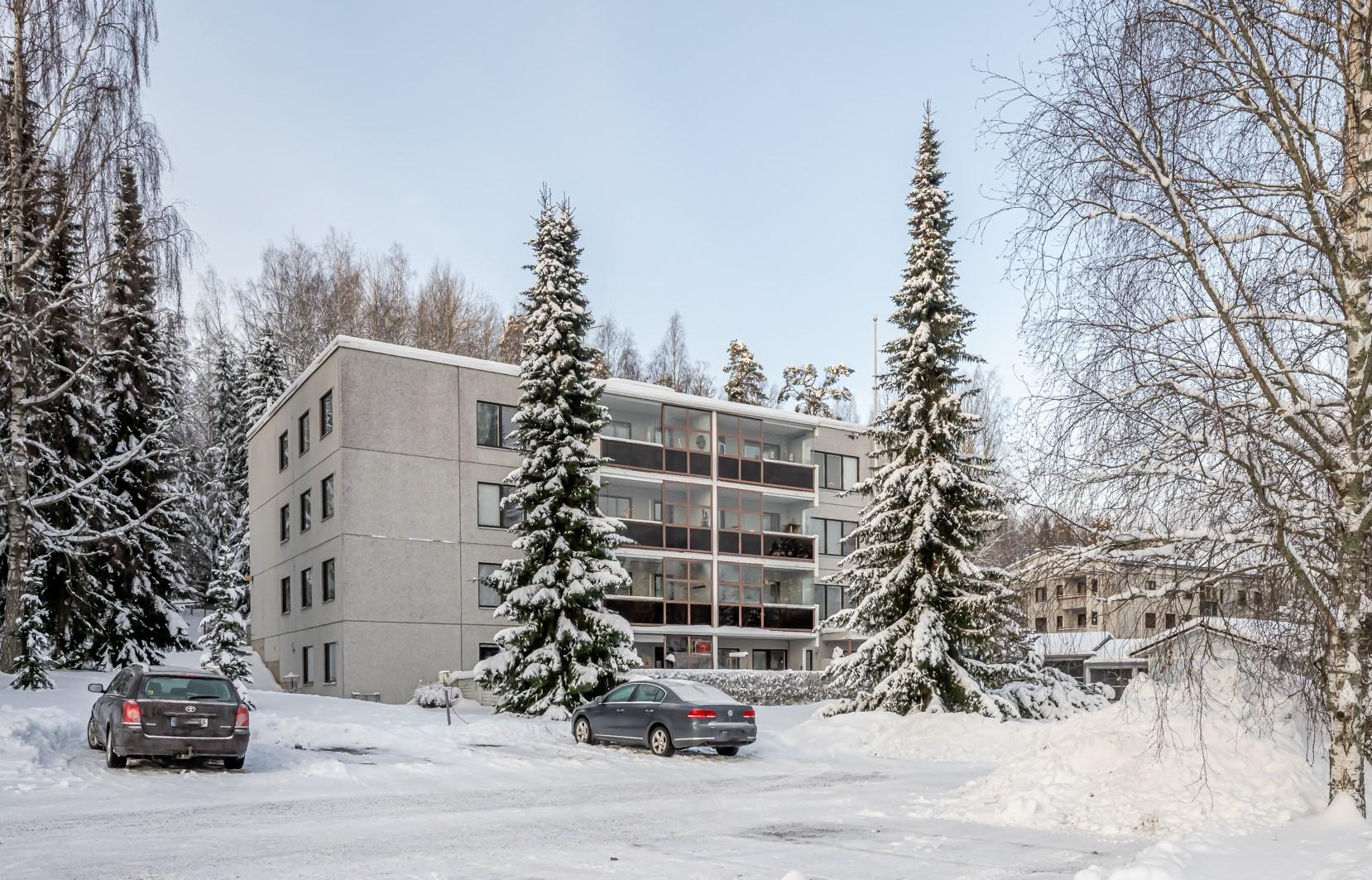 Taloyhtiö sijaitsee rauhallisella asuinalueella, mutta lähellä palveluita. Tervetuloa tutustumaan! 