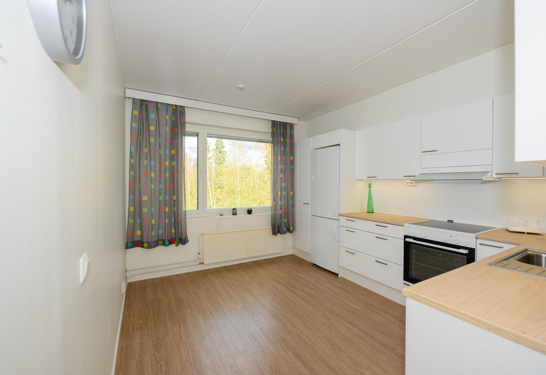 Ikkunan eteen mahtuu suurempikin ruokapöytä.