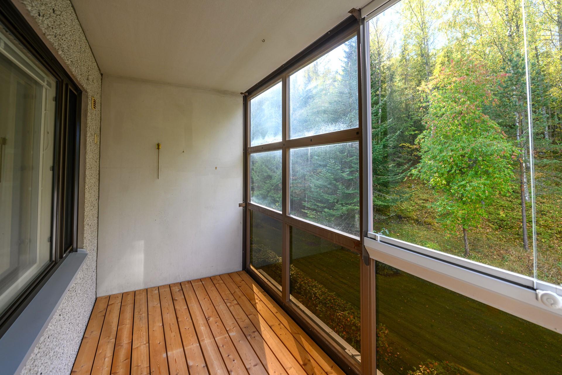 Lasitettu parveke on myös tilava.