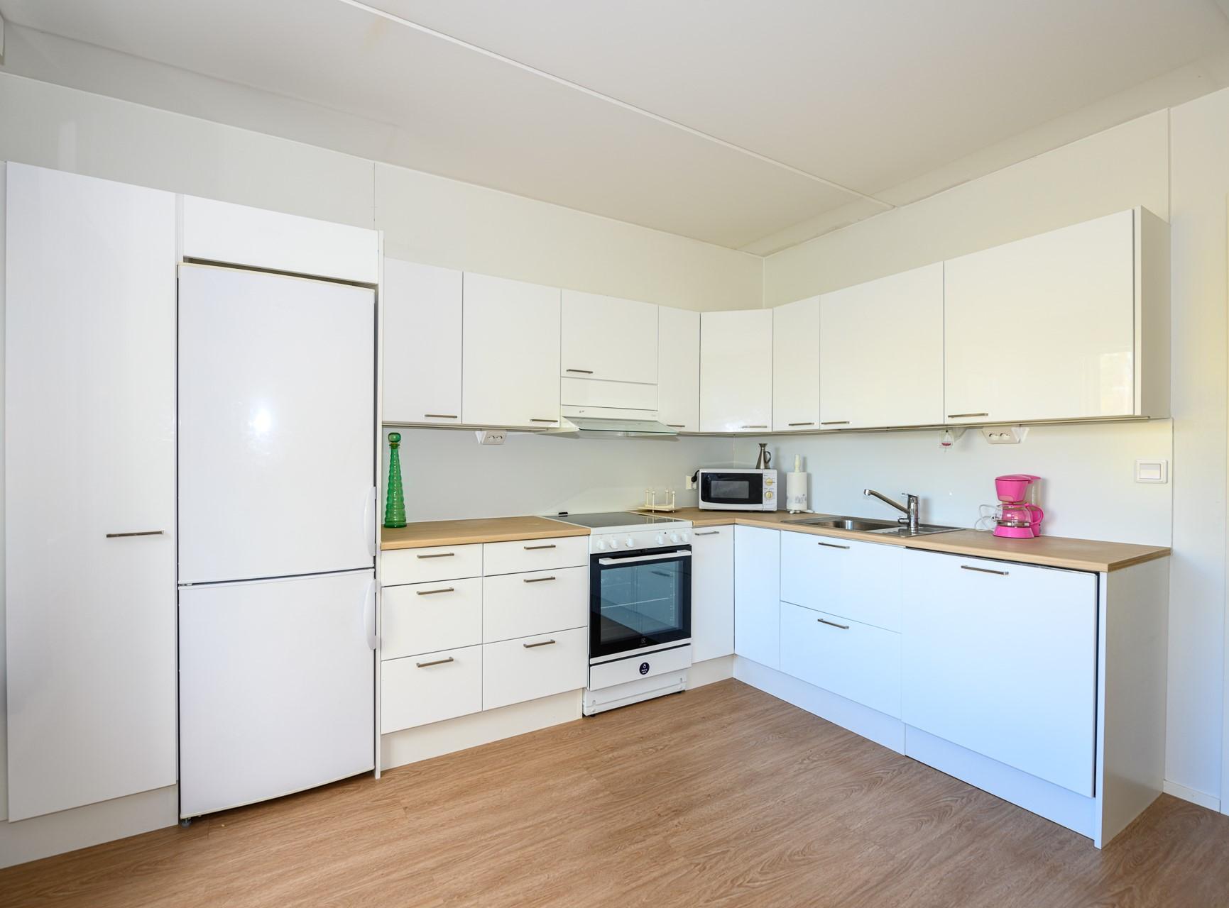 Hyvänkokoisen keittiön kaapistot on uudistettu vuonna 2023.