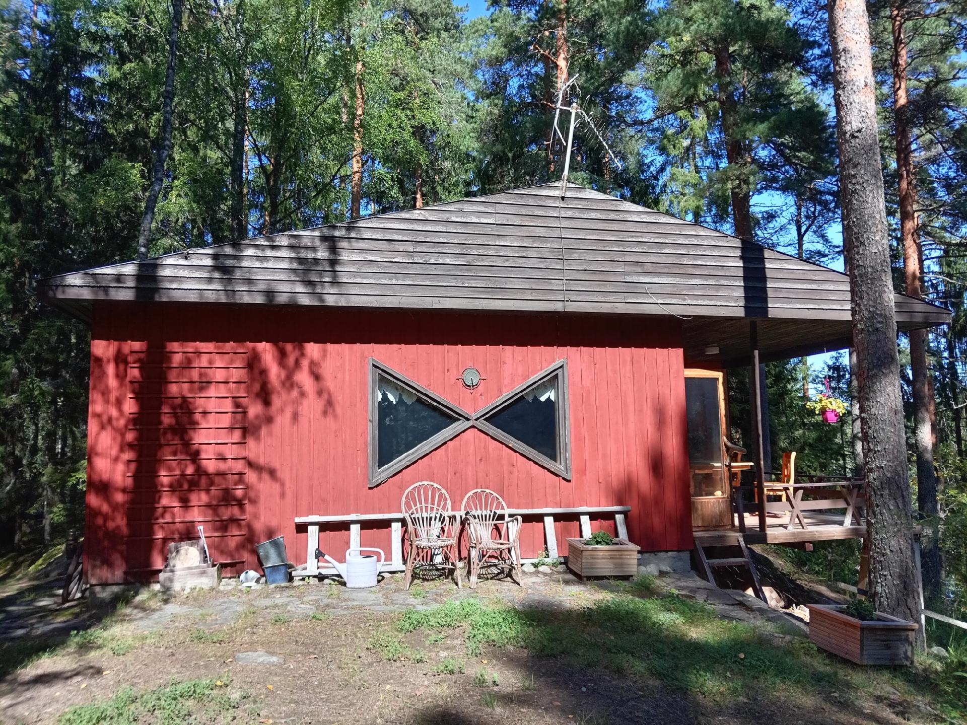 Talon länsipäädyssä on tasanne, jolle voi rakentaa vaikka paviljongin