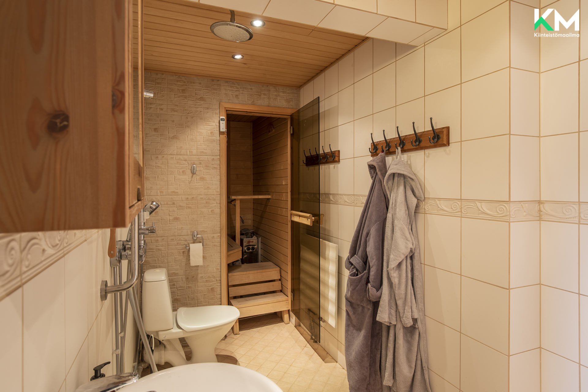 Kylpyhuone on hyväkuntoinen ja kauttaaltaan laatoitettu