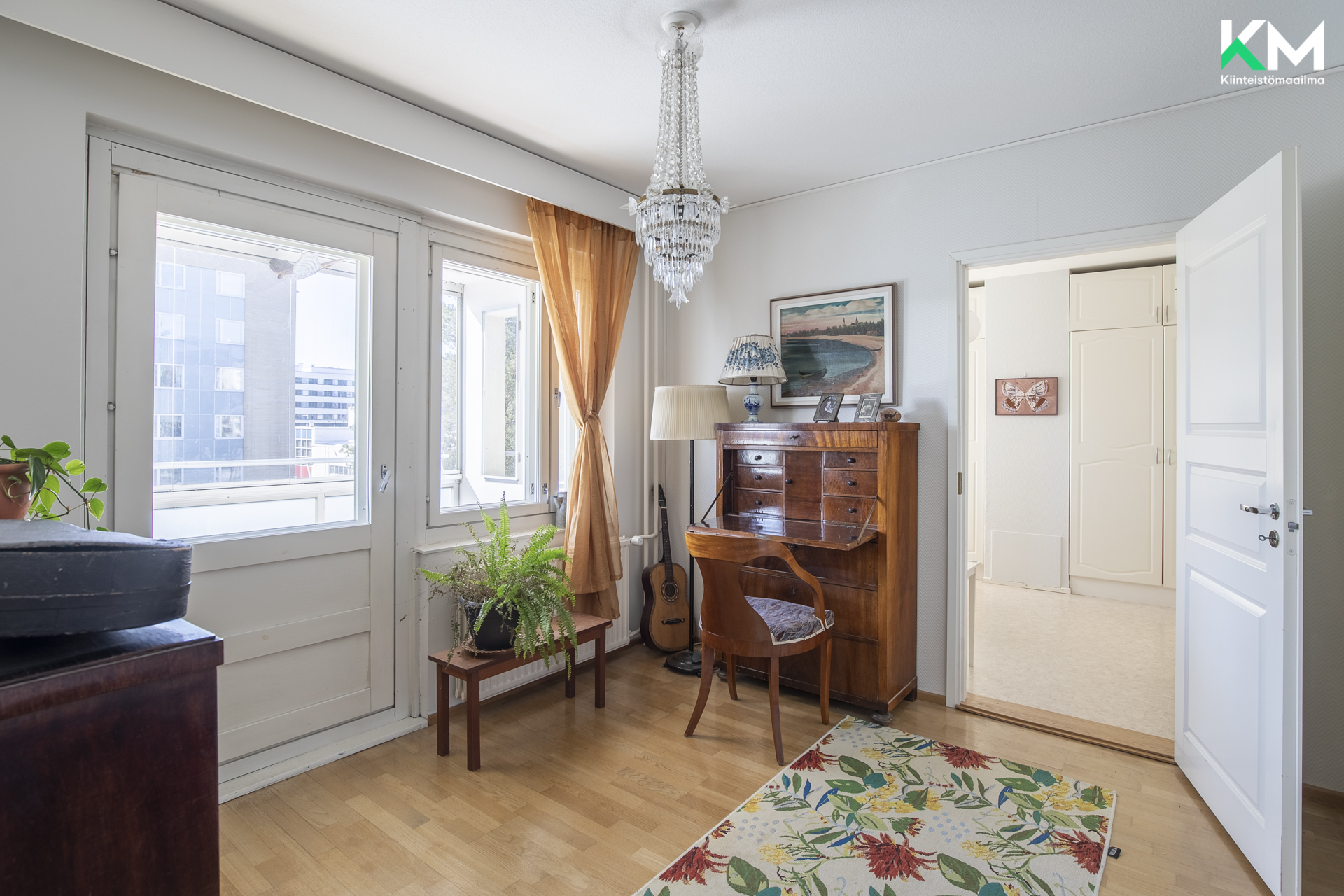 Toinen käynti parvekkeelle pesuhuoneen vieressä olevasta huoneesta