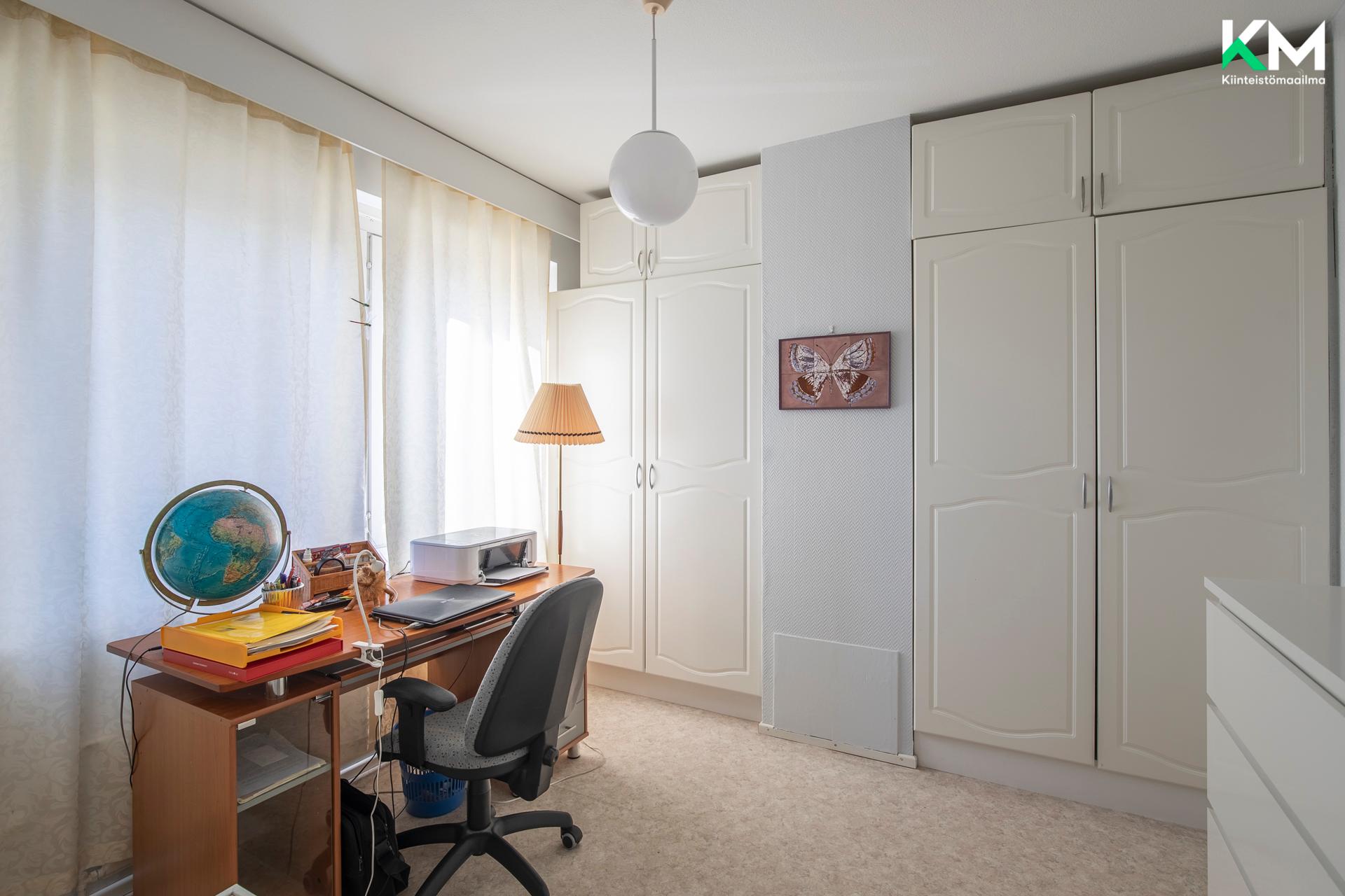 Oiva tila lastenhuoneeksi, etätyöhön tai kotitoimistoksi