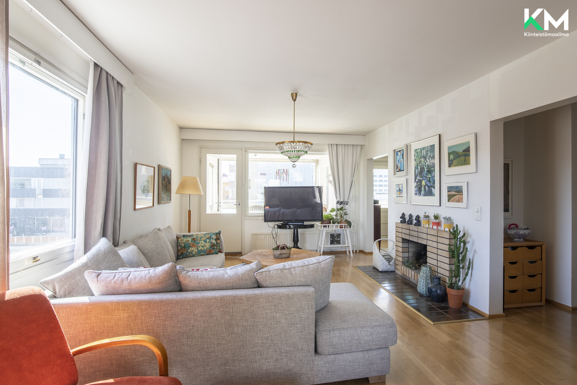 Kulmahuoneisto saa valoa kolmesta suunnasta