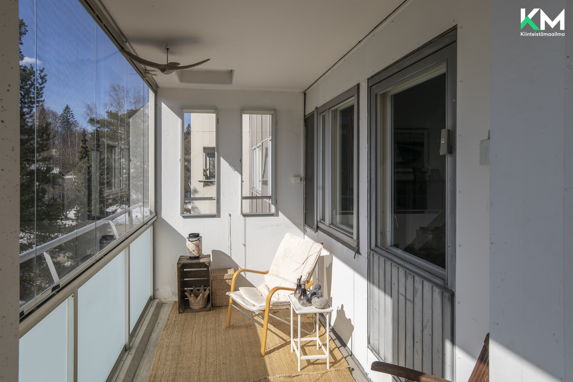 Parvekkeelle on kaksi ovea