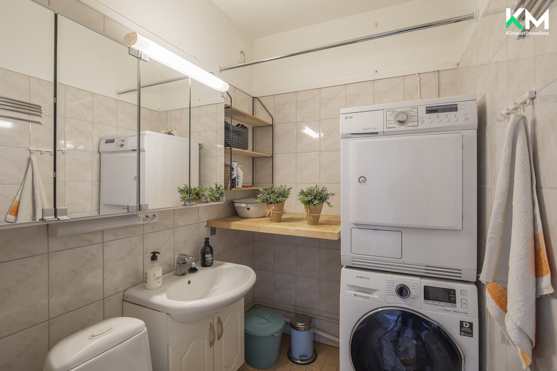 Erillisessä wc:ssä on hyvin tilaa pyykkihuollolle