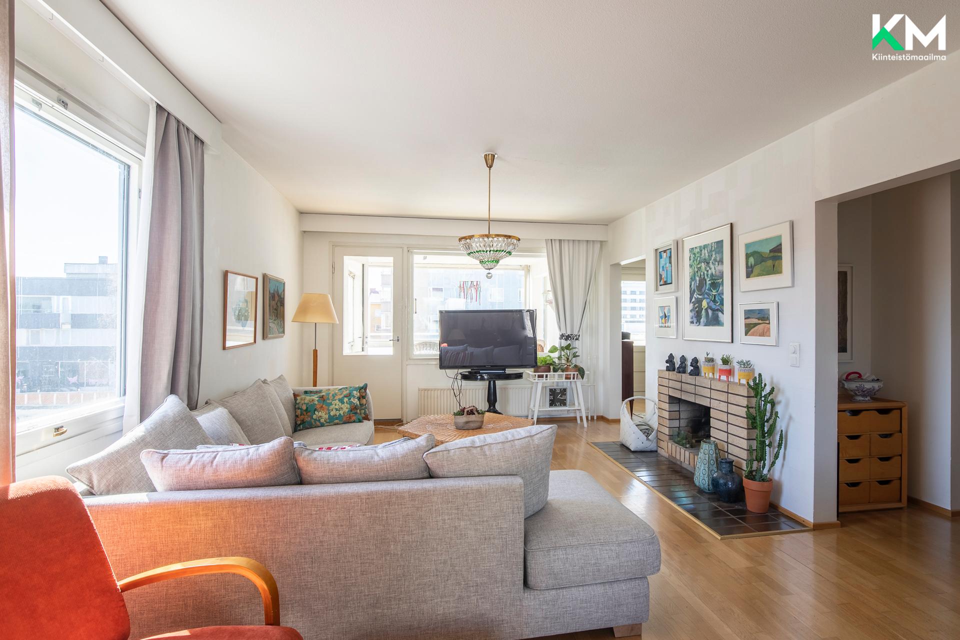 Kulmahuoneisto saa valoa kolmesta suunnasta